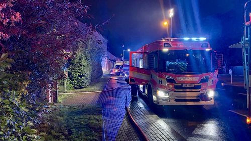 Noční požár kuchyně: Dvě osoby skončily v péči záchranářů