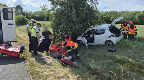 Jízdu ukončil náraz do stromu. Řidička skončila v péči záchranářů