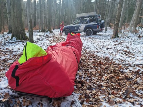 Zraněná turistka volala o pomoc v mrazivém lese. Záchranáři ji našli na poslední chvíli