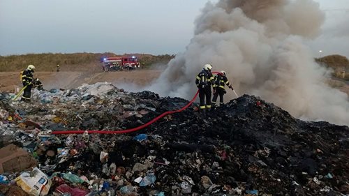 Požár odpadu silně zakouřil okolí. Obyvatelům doporučili neotvírat okna