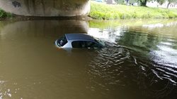 Auto skončilo v řece