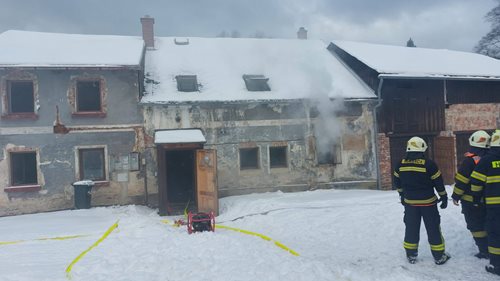 Požár rodinného domu zasáhl střechu, hasiči zasahovali efektivně