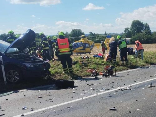 Na Žatecku se srazila dvě auta, hasiči vyprošťovali zaklíněnou osobu
