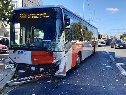 Srážka autobusu a dodávky v Praze: Tři zranění a zásah hasičů