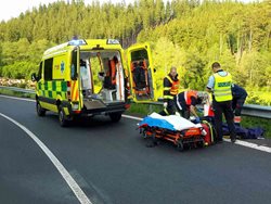 Motorkář narazil do svodidel, na místě zemřel