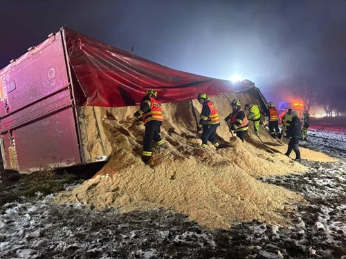 Hasiči zasahovali u úniku nafty po dopravní nehodě kamionu