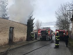 Od žhavého popela v předposlední den v roce  málem chytil na Kolínsku dům