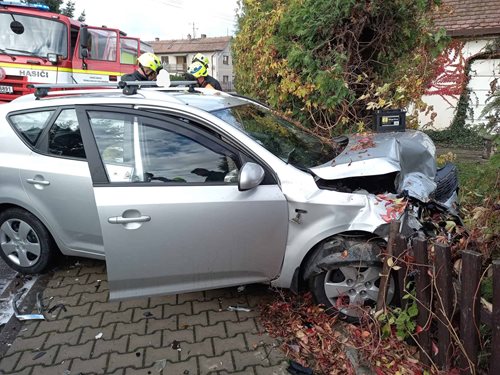Srážka dvou aut skončila zraněním, hasiči zajišťovali místo nehody