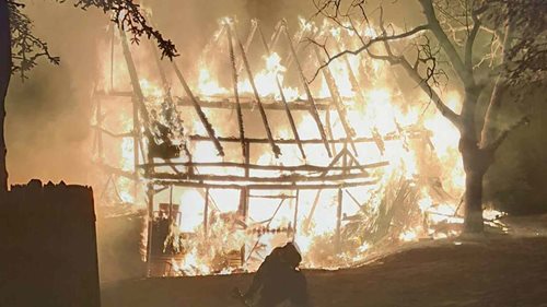 Stodola byla v plamenech, požár se šířil na rodinný dům. Zasahovalo 14 jednotek hasičů