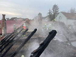 Požár zničil střechu rodinného domu