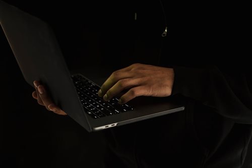 Predátor oslovoval stovky dívek. Nejmladší oběti bylo pouhých sedm let