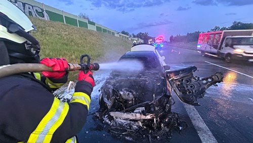 Luxusní Mercedes zachvátily plameny. Škoda se vyšplhala na stovky tisíc korun