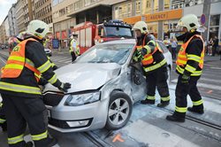 Hasiči ze tří jednotek zasahovali u nehody tramvaje a osobního auta v centru Prahy