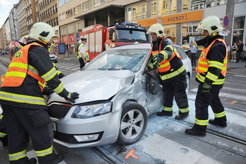 Hasiči ze tří jednotek zasahovali u nehody tramvaje a osobního auta v centru Prahy