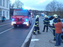 Nehoda motocyklu s chodcem před klášterem v Plasích