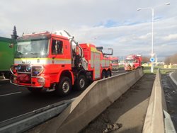 Hasiči pomohli ve Frýdku-Místku slovenskému kamionu zpět na silnici
