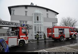 Při požáru filtrační jednotky v hale v pražských Satalicích bylo evakuováno 70 osob