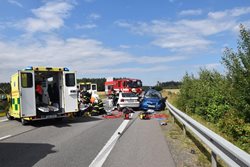 Při vážné nehodě na Mladoboleslavsku se zranilo šest osob