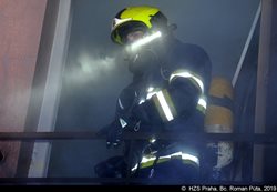 Při požáru v domě objekt opustilo 19 osob, hasiči a policisté 8 dalších zachránili