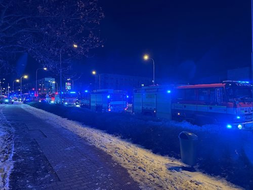 Vážný útok v obchodním centru vyústil v rozsáhlou evakuaci a zranění dvou lidí