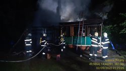 Večerní požár zničil skautskou klubovnu v Říčanech