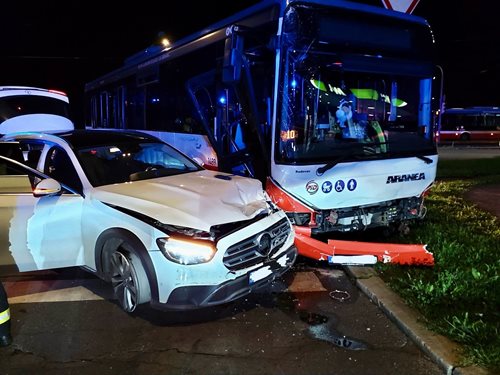 Srážka tří aut a autobusu si vyžádala zraněné a uzavřela komunikaci