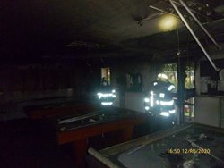 Hořelo v objektu fotbalových kabin na hřišti v Broumově, hasiči zabránili větším škodám