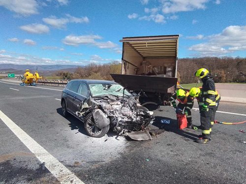 Dopravní nehoda osobního a nákladního auta na D8 u obce Žim