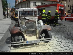 Požár kopie historického vozidla Mercedes v centru Prahy nezpůsobil větší škodu