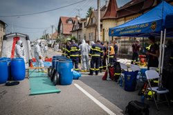 Hasiči odstraňovali z domu nebezpečné chemikálie