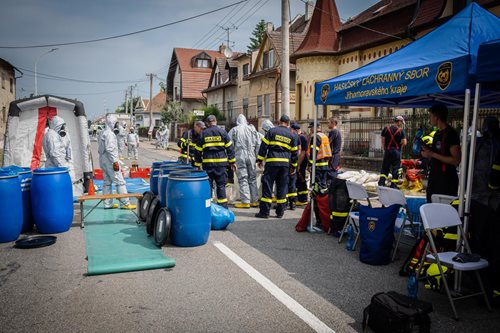 Hasiči odstraňovali z domu nebezpečné chemikálie