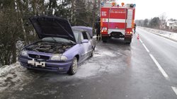 Osobní vozidlo na Vsetínsku začalo hořet během jízdy. Řidiči se nepodařilo požár hasicím přístrojem uhasit.
