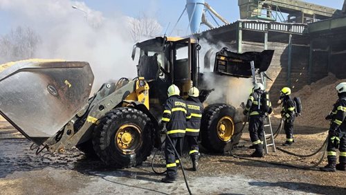 Požár pracovního stroje zaměstnal hasiče a zastavil provoz