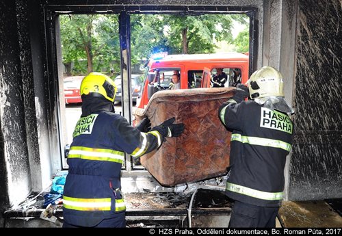 Při požáru bytu v pražských Vysočanech se zranil jeho uživatel, který sám požár způsobil svoji nedbalostí