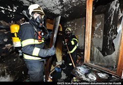 Požár rodinného domu v Praze 12 způsobila špatně instalovaná krbová vložka