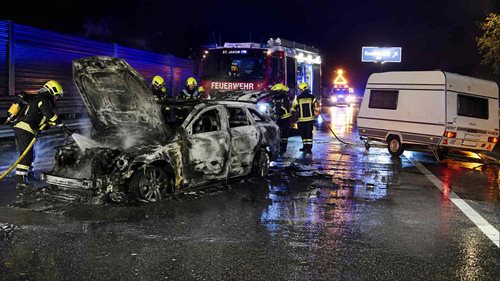 Auto s karavanem začalo hořet na dálnici. Řidič ještě stihl odpojit obytný přívěs