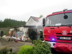 Při požáru garáže se zranila jedna osoba.