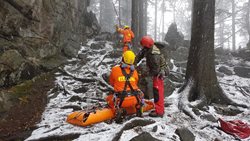Čeští a polští hasiči cvičili na Čertových kamenech
