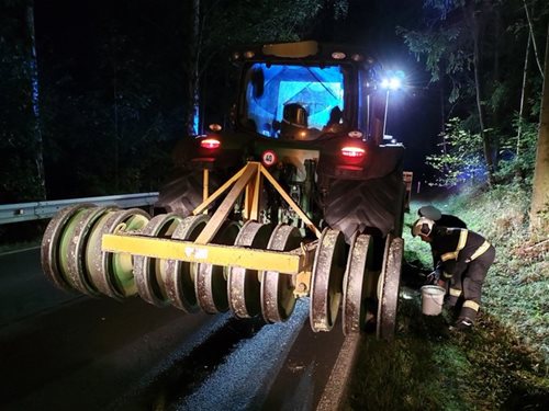 Silnice v olejové pasti: Hasiči řešili masivní únik hydraulické kapaliny
