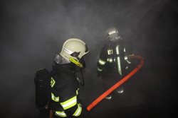 Požár autojeřábu v Ústí nad Labem, požár osobnho auta v Šluknově