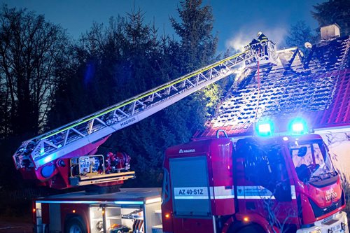 Požár rodinného domu způsobil statisícové škody a zranění hasiče