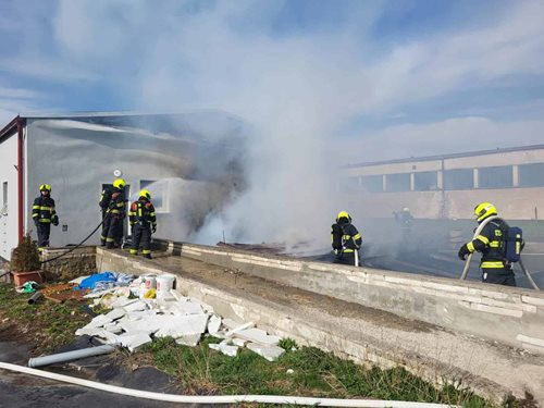 Požár budovy si vyžádal vyšší stupeň poplachu