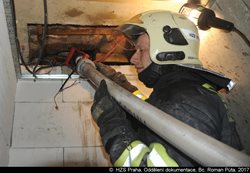 V Novodvorské ulici dnes hořel odpad ve vzduchotechnice panelového domu