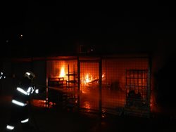Noční požáru u supermarketu v Českých Budějovicích