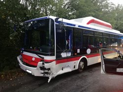 Těžké zranění řidiče si vyžádala nehoda autobusu s osobním vozem na Kladensku