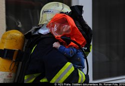 Při požáru bytu v pražských Holešovicích došlo k výbuchu, hasiči zachránili 45 osob