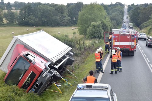 Nákladní auto sjelo na silnici z Karlových Varů na Prahu do příkopu