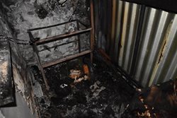 Zapálená svíčka na balkoně způsobila požár v panelovém domě na Semilsku