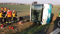 Při nehodě autobusu na Pardubicku se zranilo mnoho cestujících