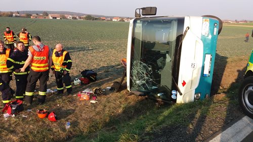 Při nehodě autobusu na Pardubicku se zranilo mnoho cestujících